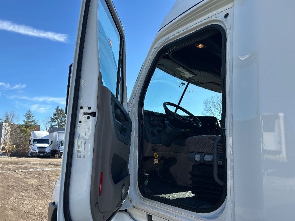 Sleeper Tractor-Heavy Duty Tractors-Freightliner-2020-Cascadia 12564ST-East Chicago-IN-432,113\n\t\tmiles-$ 55,000 - Image 9