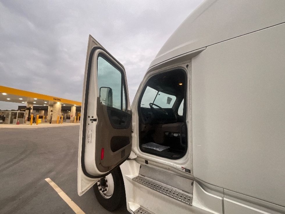 Sleeper Tractor-Heavy Duty Tractors-Freightliner-2020-Cascadia 12564ST-East Chicago-IN-433,499\n\t\tmiles-$ 57,250 - Image 9