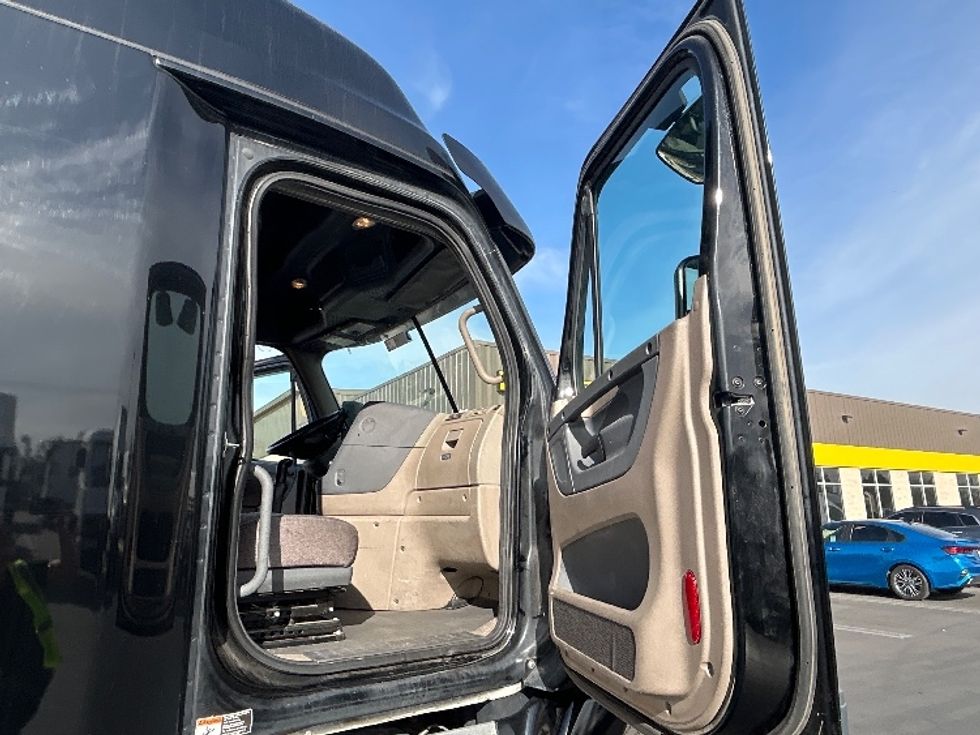 Sleeper Tractor-Heavy Duty Tractors-Freightliner-2020-Cascadia 12564ST-Fontana-CA-364,921\n\t\tmiles-$ 66,000 - Image 13