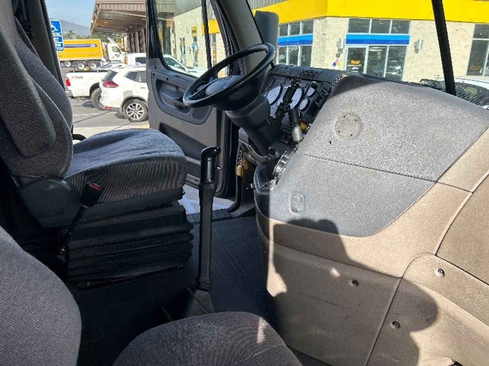 Sleeper Tractor-Heavy Duty Tractors-Freightliner-2020-Cascadia 12564ST-Fontana-CA-364,921\n\t\tmiles-$ 66,000 - Image 15