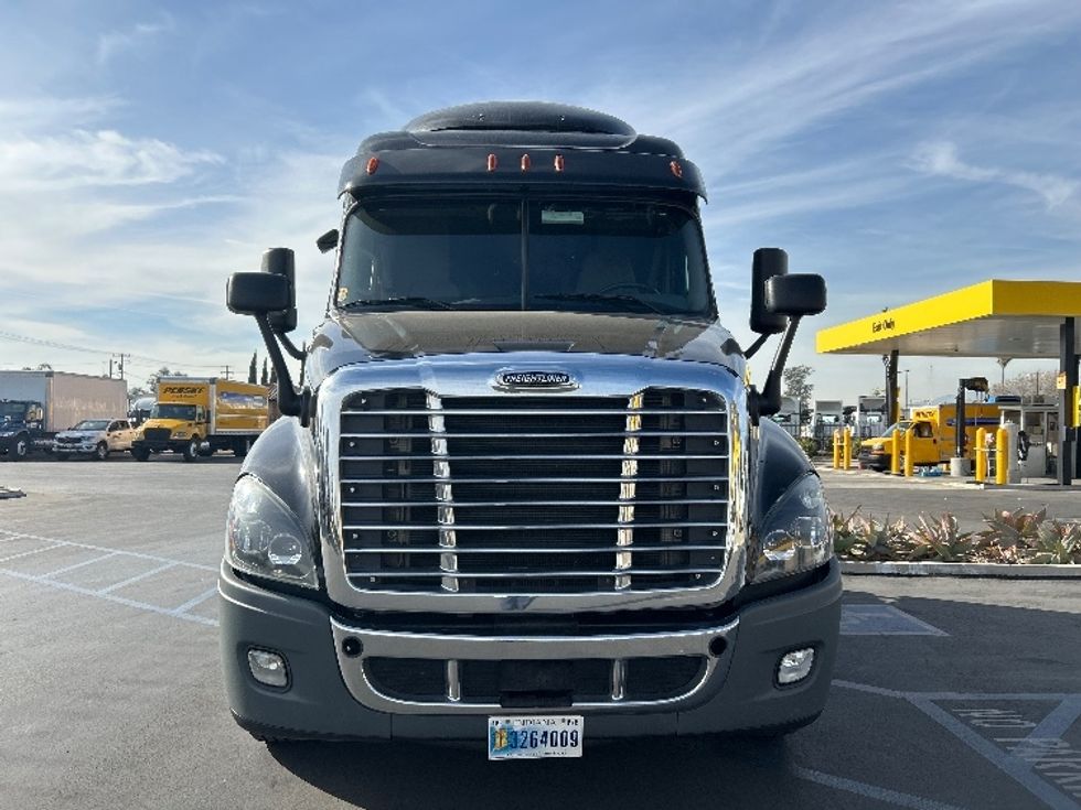 Sleeper Tractor-Heavy Duty Tractors-Freightliner-2020-Cascadia 12564ST-Fontana-CA-364,921\n\t\tmiles-$ 66,000 - Image 2