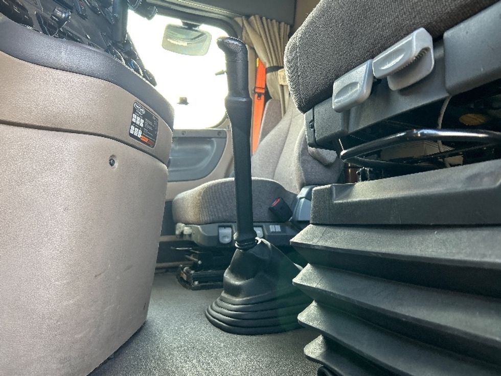 Sleeper Tractor-Heavy Duty Tractors-Freightliner-2020-Cascadia 12564ST-Fontana-CA-364,921\n\t\tmiles-$ 66,000 - Image 22