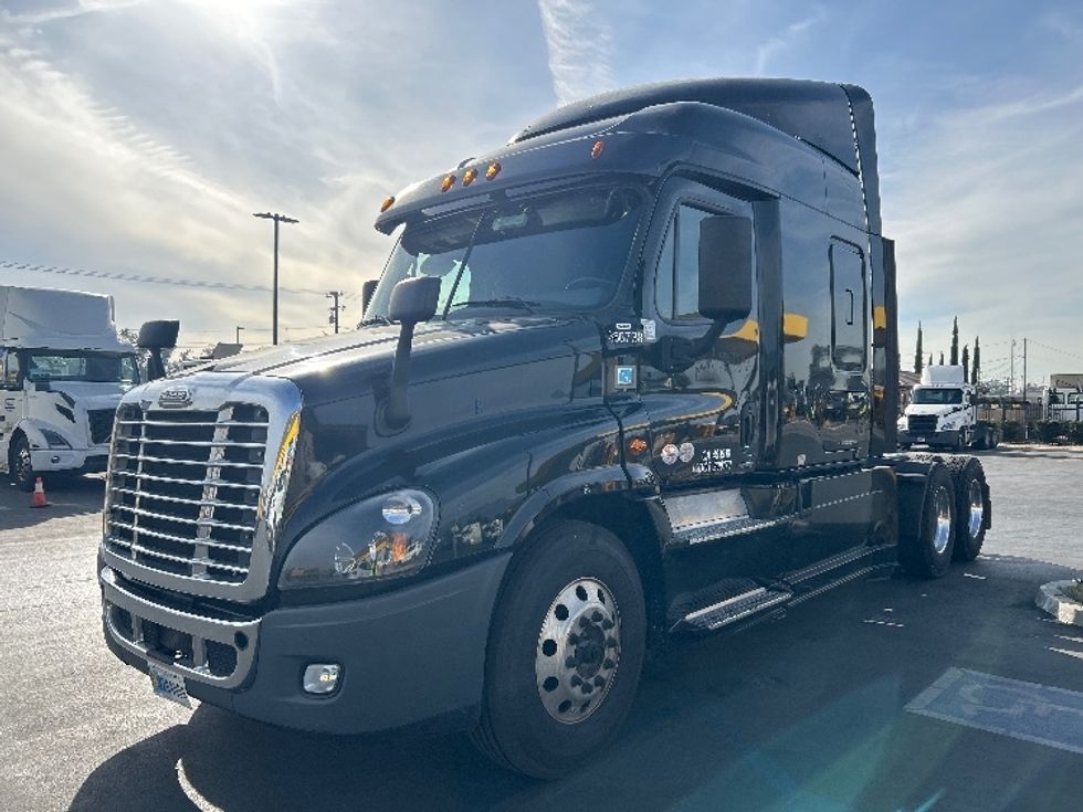 Sleeper Tractor-Heavy Duty Tractors-Freightliner-2020-Cascadia 12564ST-Fontana-CA-364,921\n\t\tmiles-$ 66,000 - Image 3