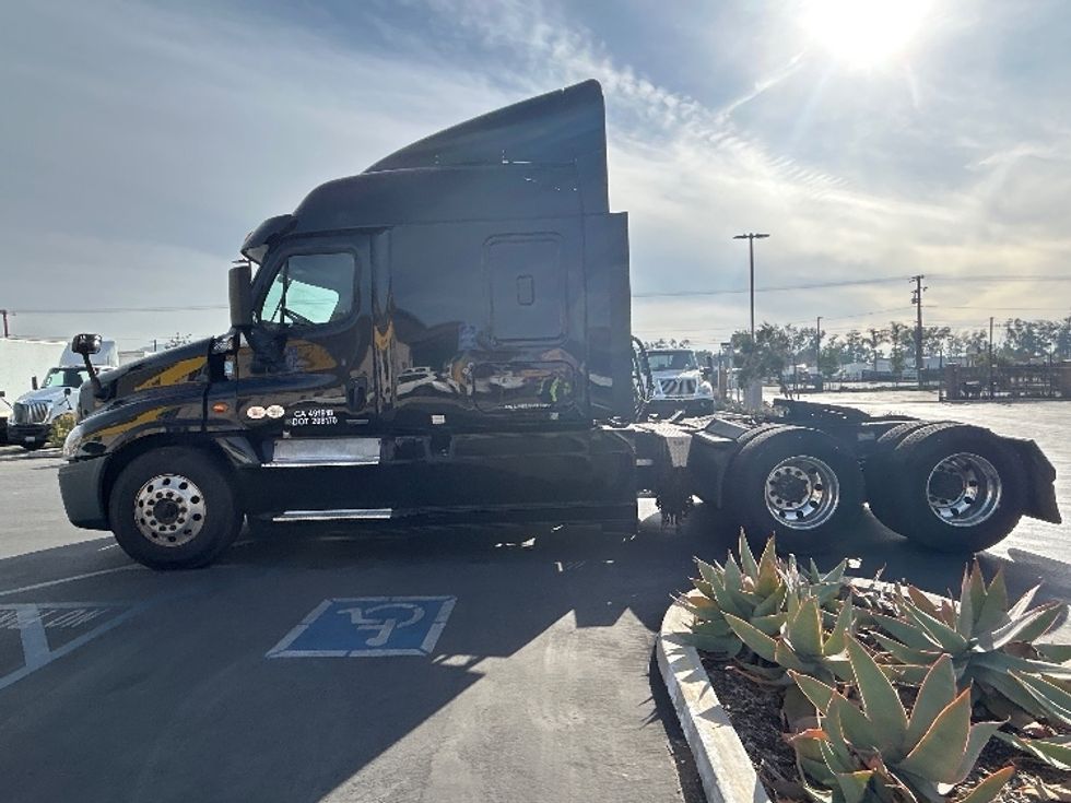 Sleeper Tractor-Heavy Duty Tractors-Freightliner-2020-Cascadia 12564ST-Fontana-CA-364,921\n\t\tmiles-$ 66,000 - Image 4