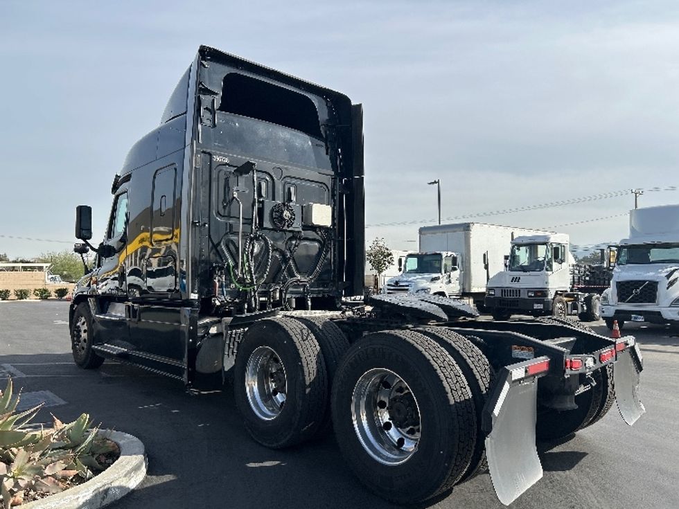 Sleeper Tractor-Heavy Duty Tractors-Freightliner-2020-Cascadia 12564ST-Fontana-CA-364,921\n\t\tmiles-$ 66,000 - Image 5