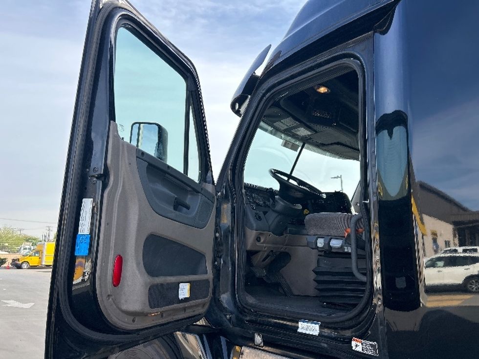 Sleeper Tractor-Heavy Duty Tractors-Freightliner-2020-Cascadia 12564ST-Fontana-CA-364,921\n\t\tmiles-$ 66,000 - Image 9