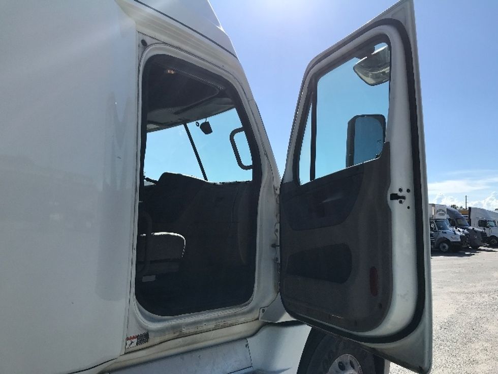 Sleeper Tractor-Heavy Duty Tractors-Freightliner-2020-Cascadia 12564ST-Garden City-GA-435,053\n\t\tmiles-$ 64,000 - Image 13