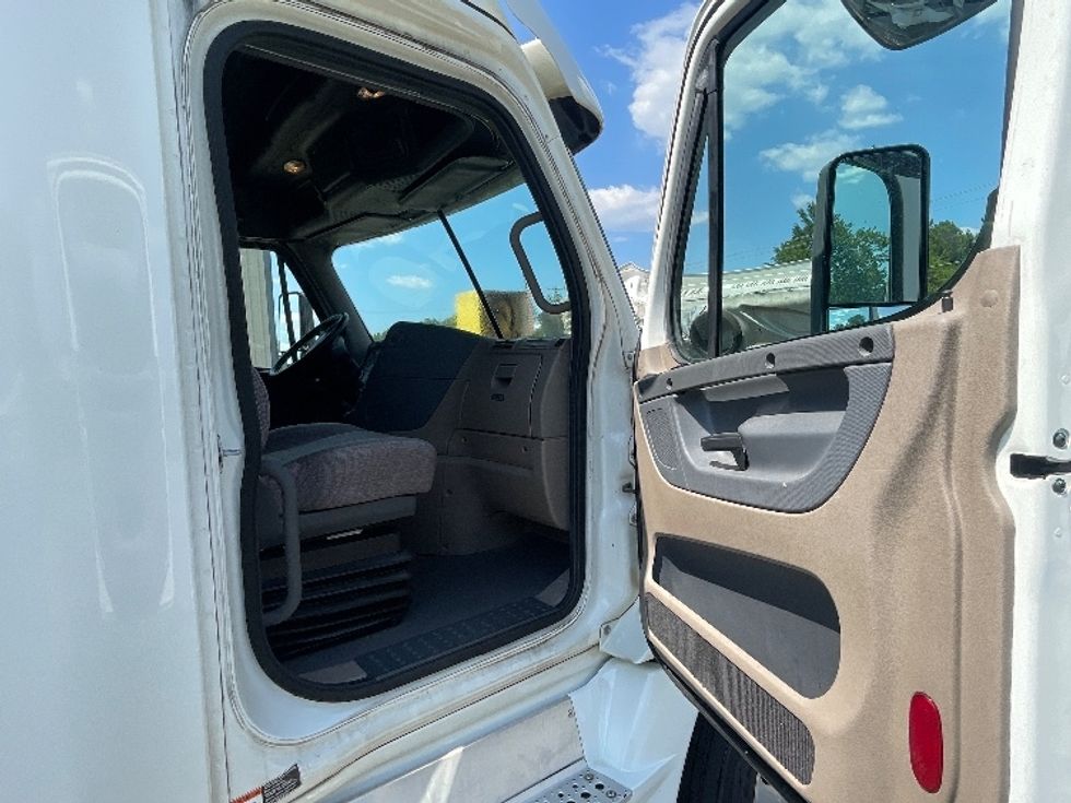Sleeper Tractor-Heavy Duty Tractors-Freightliner-2020-Cascadia 12564ST-Greensboro-NC-324,558\n\t\tmiles-$ 75,500 - Image 13