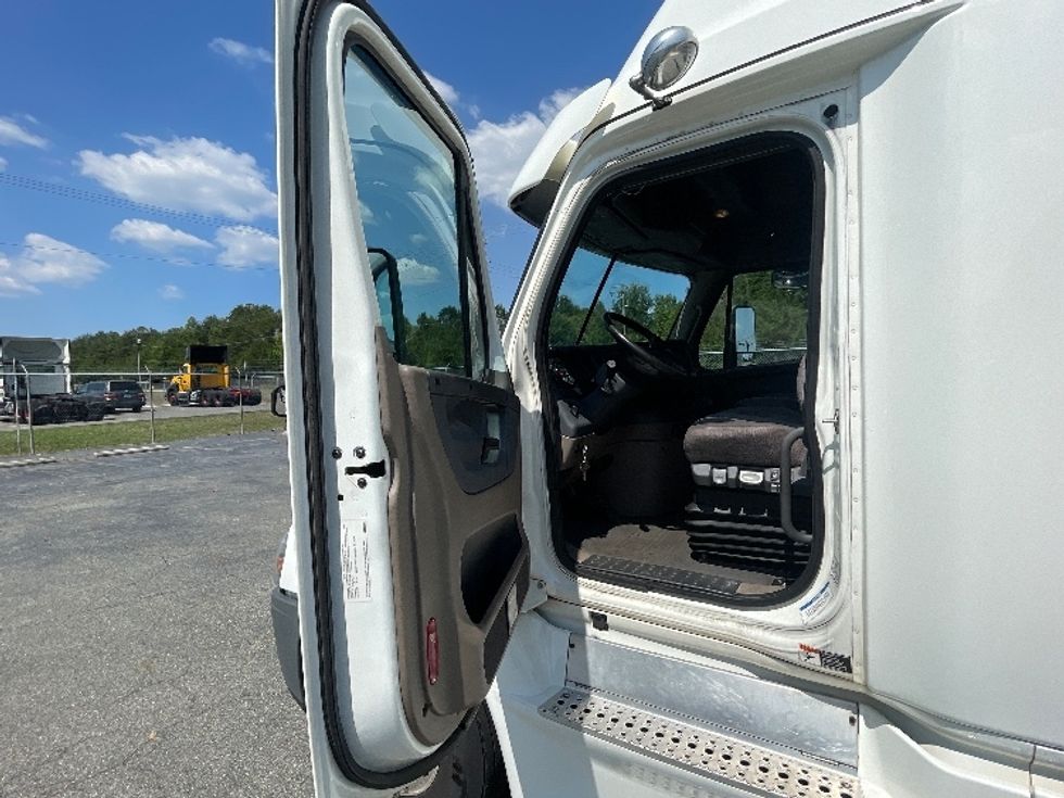 Sleeper Tractor-Heavy Duty Tractors-Freightliner-2020-Cascadia 12564ST-Greensboro-NC-324,558\n\t\tmiles-$ 75,500 - Image 9