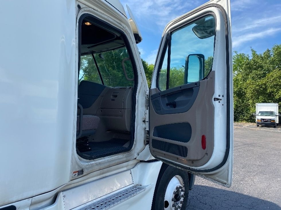 Sleeper Tractor-Heavy Duty Tractors-Freightliner-2020-Cascadia 12564ST-Greensboro-NC-326,320\n\t\tmiles-$ 59,500 - Image 13