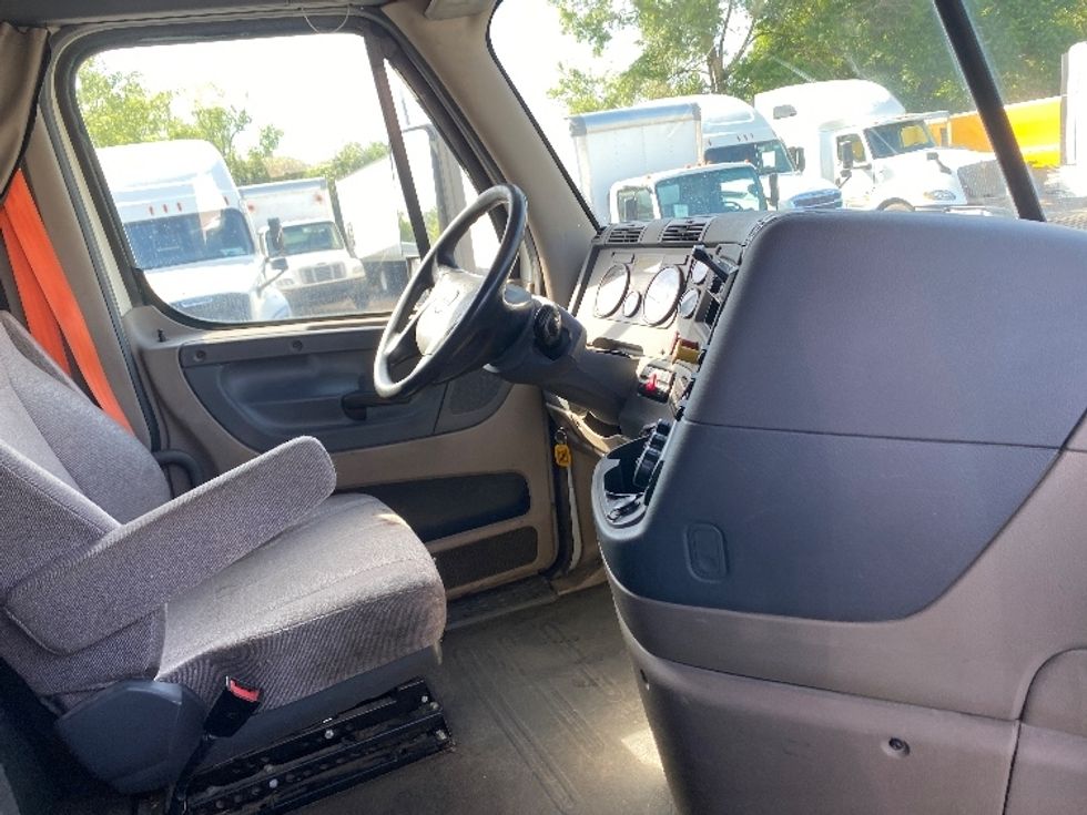 Sleeper Tractor-Heavy Duty Tractors-Freightliner-2020-Cascadia 12564ST-Greensboro-NC-326,320\n\t\tmiles-$ 59,500 - Image 15
