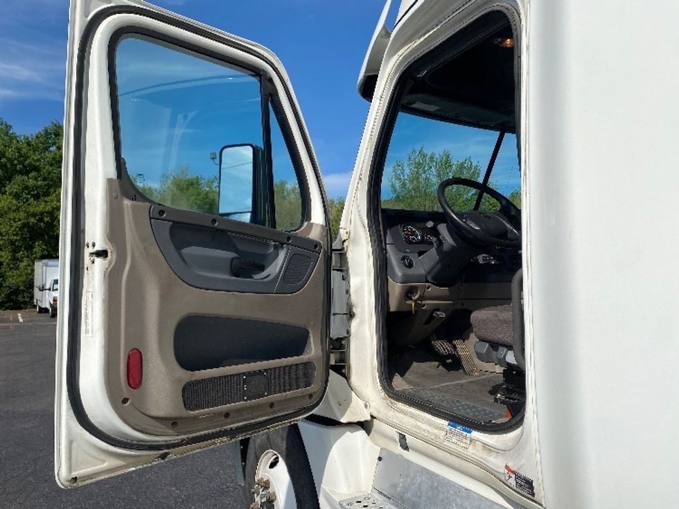 Sleeper Tractor-Heavy Duty Tractors-Freightliner-2020-Cascadia 12564ST-Greensboro-NC-326,320\n\t\tmiles-$ 59,500 - Image 9