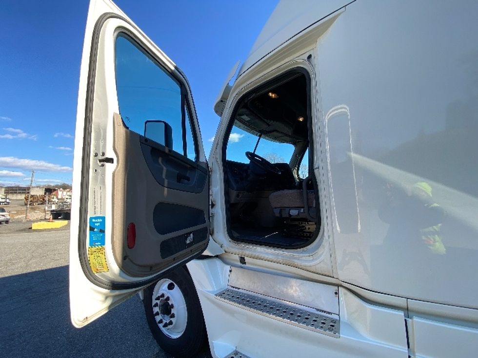 Sleeper Tractor-Heavy Duty Tractors-Freightliner-2020-Cascadia 12564ST-Greensboro-NC-344,911\n\t\tmiles-$ 69,250 - Image 9