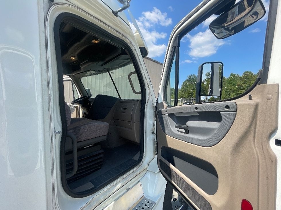 Sleeper Tractor-Heavy Duty Tractors-Freightliner-2020-Cascadia 12564ST-Greensboro-NC-349,614\n\t\tmiles-$ 74,000 - Image 13