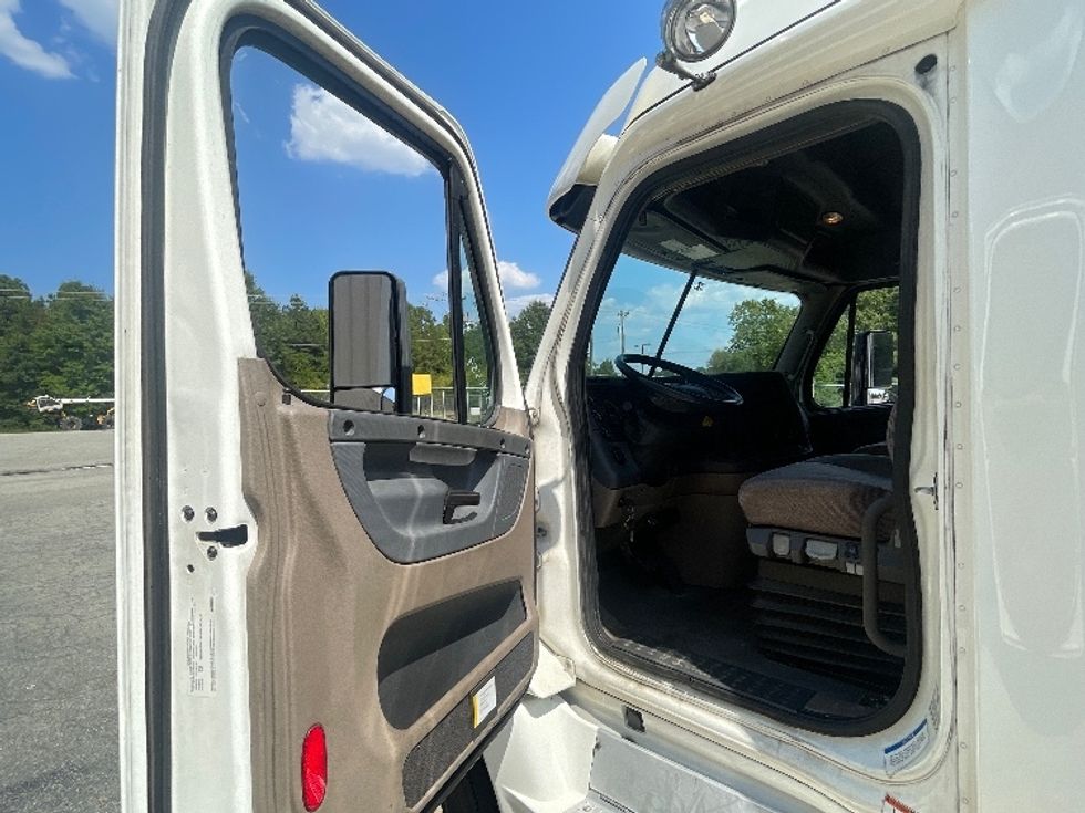 Sleeper Tractor-Heavy Duty Tractors-Freightliner-2020-Cascadia 12564ST-Greensboro-NC-349,614\n\t\tmiles-$ 74,000 - Image 9