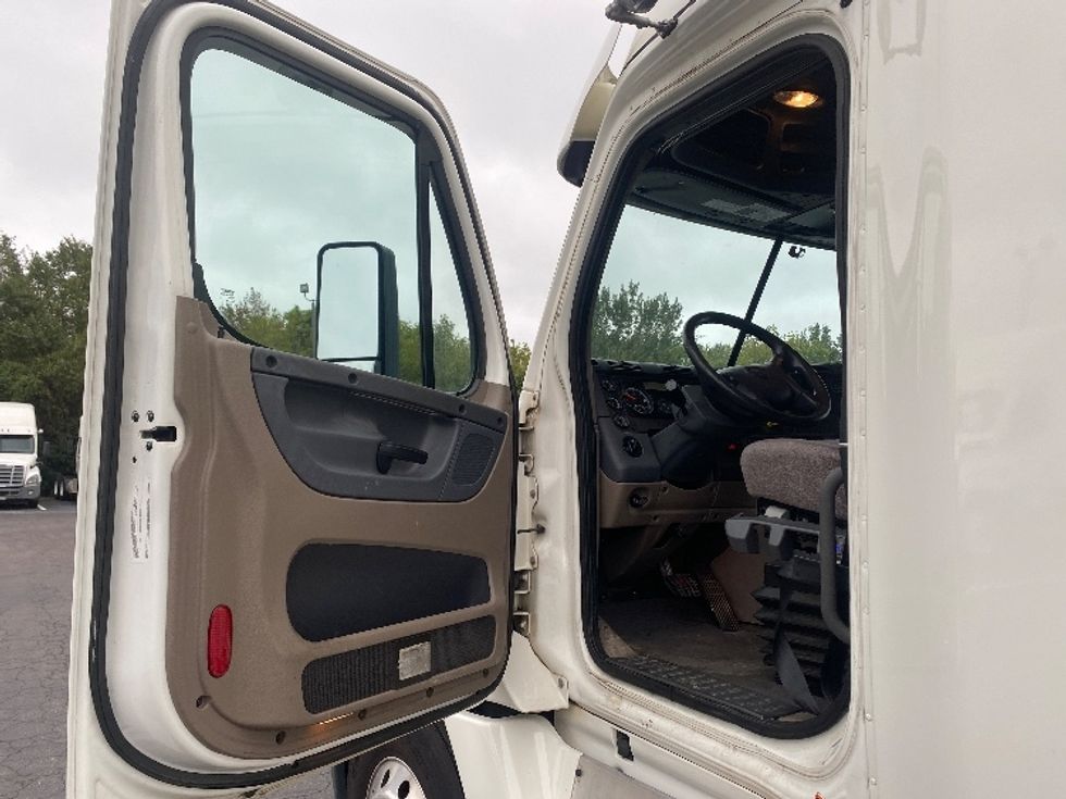 Sleeper Tractor-Heavy Duty Tractors-Freightliner-2020-Cascadia 12564ST-Greensboro-NC-390,396\n\t\tmiles-$ 69,750 - Image 9