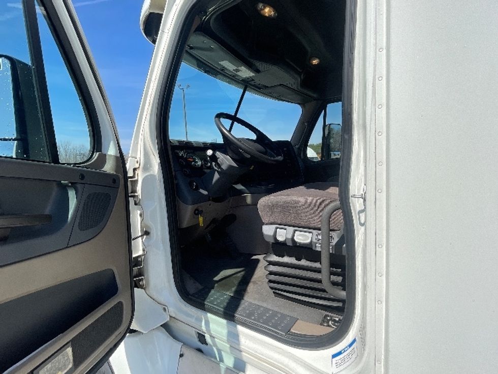 Sleeper Tractor-Heavy Duty Tractors-Freightliner-2020-Cascadia 12564ST-Greensboro-NC-444,821\n\t\tmiles-$ 55,500 - Image 9