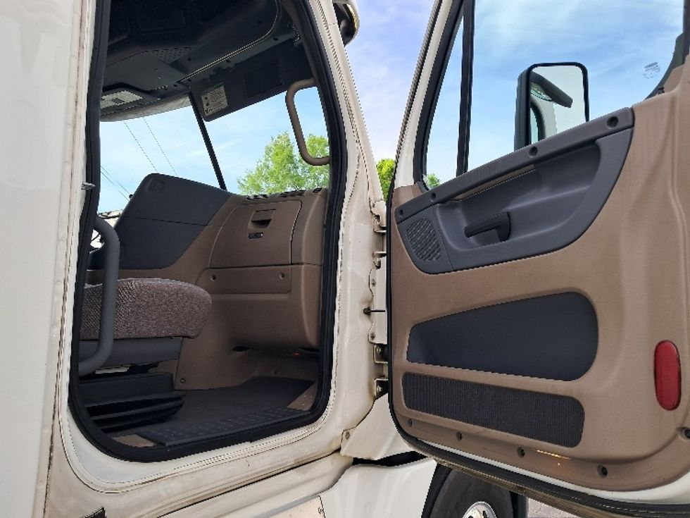 Sleeper Tractor-Heavy Duty Tractors-Freightliner-2020-Cascadia 12564ST-Greensboro-NC-446,176\n\t\tmiles-$ 55,000 - Image 13