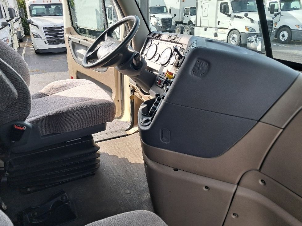 Sleeper Tractor-Heavy Duty Tractors-Freightliner-2020-Cascadia 12564ST-Greensboro-NC-446,176\n\t\tmiles-$ 55,000 - Image 15