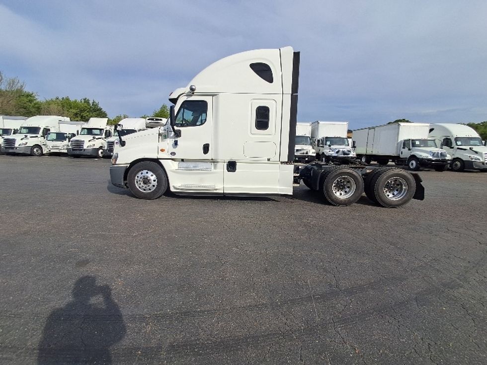 Sleeper Tractor-Heavy Duty Tractors-Freightliner-2020-Cascadia 12564ST-Greensboro-NC-446,176\n\t\tmiles-$ 55,000 - Image 4