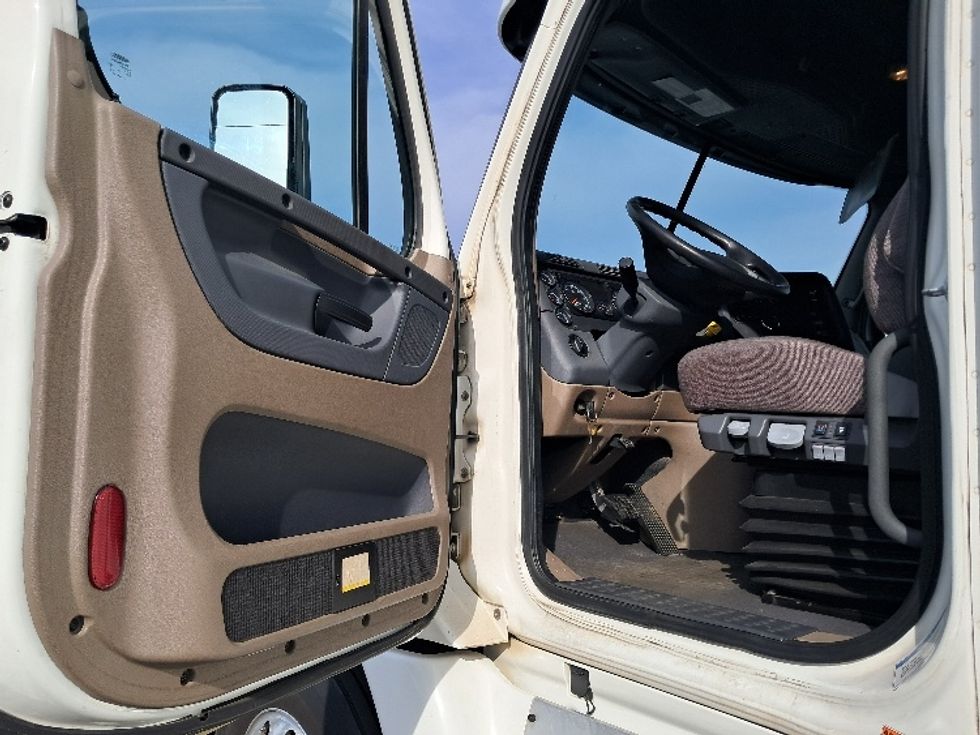 Sleeper Tractor-Heavy Duty Tractors-Freightliner-2020-Cascadia 12564ST-Greensboro-NC-446,176\n\t\tmiles-$ 55,000 - Image 9