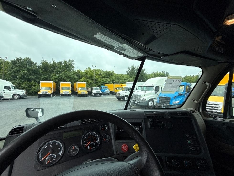 Sleeper Tractor-Heavy Duty Tractors-Freightliner-2020-Cascadia 12564ST-Greensboro-NC-469,764\n\t\tmiles-$ 59,000 - Image 11