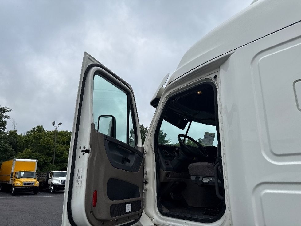Sleeper Tractor-Heavy Duty Tractors-Freightliner-2020-Cascadia 12564ST-Greensboro-NC-469,764\n\t\tmiles-$ 59,000 - Image 9