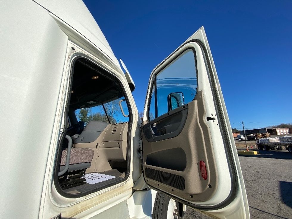 Sleeper Tractor-Heavy Duty Tractors-Freightliner-2020-Cascadia 12564ST-Greensboro-NC-479,830\n\t\tmiles-$ 52,000 - Image 13