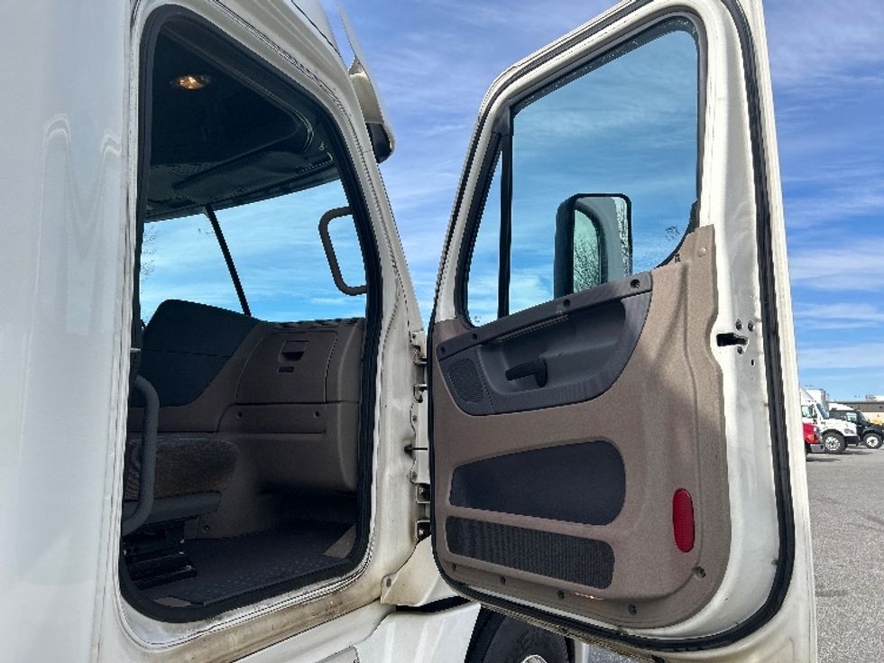 Sleeper Tractor-Heavy Duty Tractors-Freightliner-2020-Cascadia 12564ST-Greensboro-NC-644,209\n\t\tmiles-$ 39,250 - Image 13