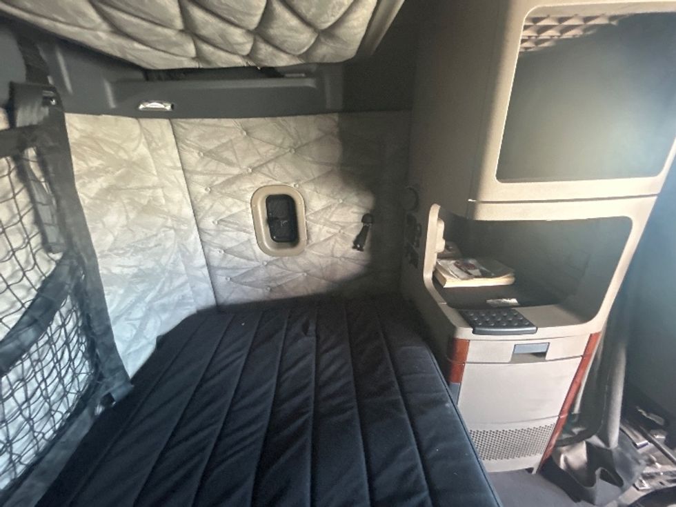 Sleeper Tractor-Heavy Duty Tractors-Freightliner-2020-Cascadia 12564ST-Greensboro-NC-644,209\n\t\tmiles-$ 39,250 - Image 18