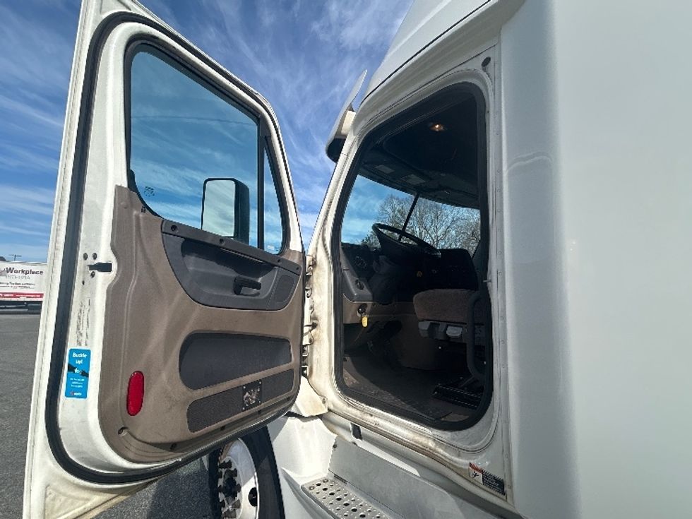 Sleeper Tractor-Heavy Duty Tractors-Freightliner-2020-Cascadia 12564ST-Greensboro-NC-644,209\n\t\tmiles-$ 39,250 - Image 9