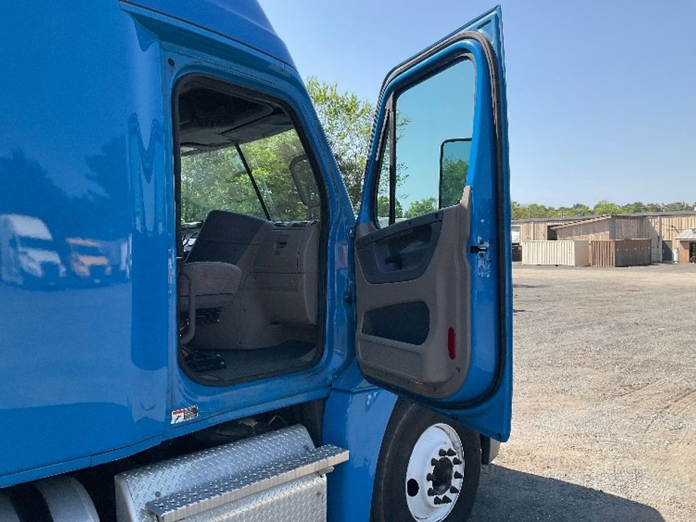 Sleeper Tractor-Heavy Duty Tractors-Freightliner-2020-Cascadia 12564ST-Indian Trail-NC-564,965\n\t\tmiles-$ 48,750 - Image 13