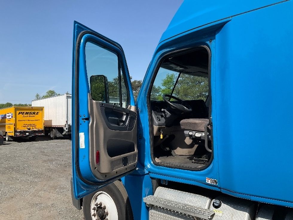 Sleeper Tractor-Heavy Duty Tractors-Freightliner-2020-Cascadia 12564ST-Indian Trail-NC-564,965\n\t\tmiles-$ 48,750 - Image 9
