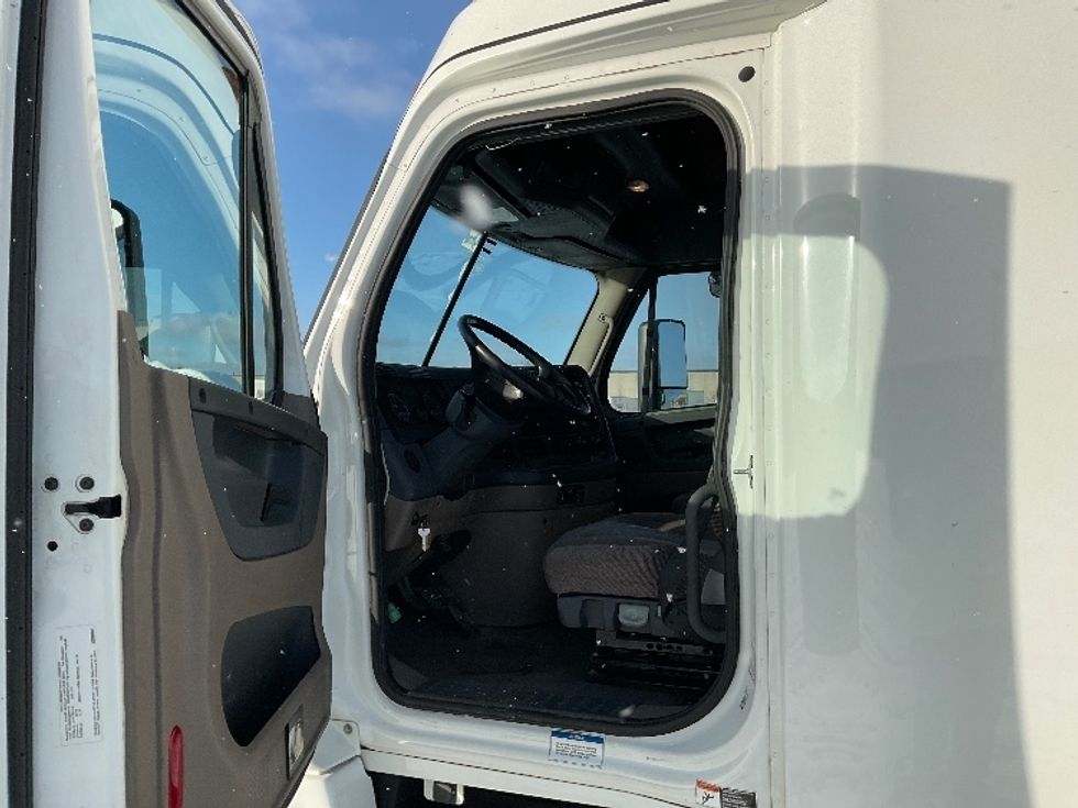 Sleeper Tractor-Heavy Duty Tractors-Freightliner-2020-Cascadia 12564ST-Indianapolis-IN-142,136\n\t\tmiles-$ 68,250 - Image 9