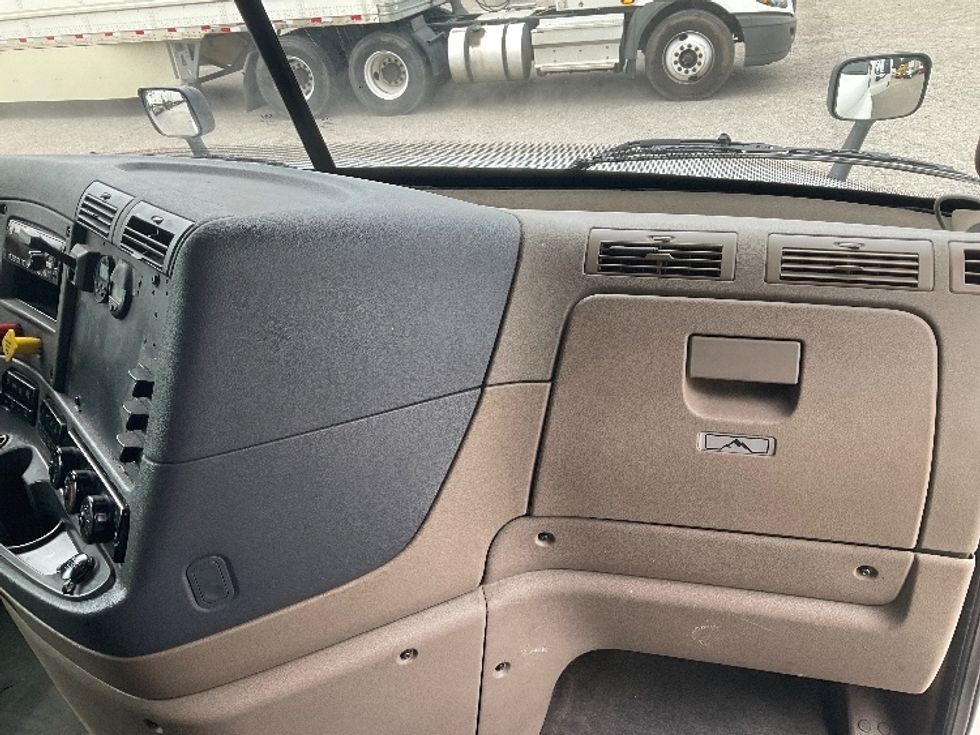 Sleeper Tractor-Heavy Duty Tractors-Freightliner-2020-Cascadia 12564ST-Jackson-TN-456,178\n\t\tmiles-$ 58,750 - Image 14