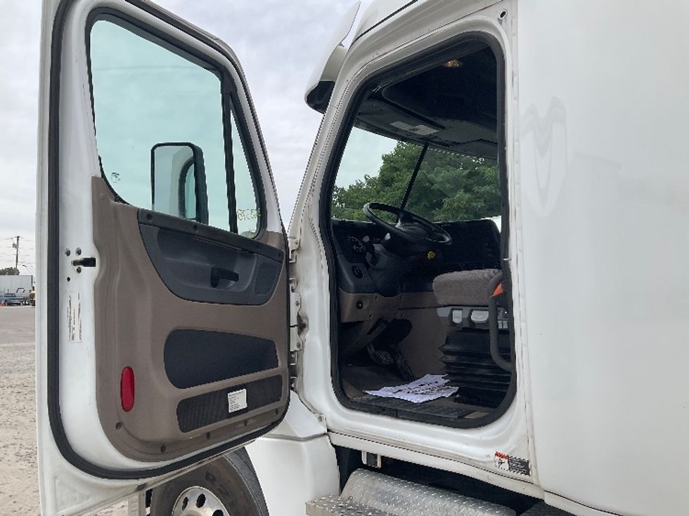Sleeper Tractor-Heavy Duty Tractors-Freightliner-2020-Cascadia 12564ST-Jackson-TN-456,178\n\t\tmiles-$ 58,750 - Image 9