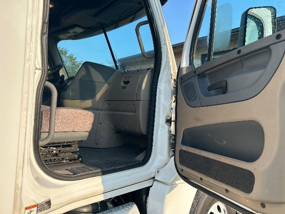 Sleeper Tractor-Heavy Duty Tractors-Freightliner-2020-Cascadia 12564ST-Jackson-TN-632,374\n\t\tmiles-$ 45,000 - Image 13