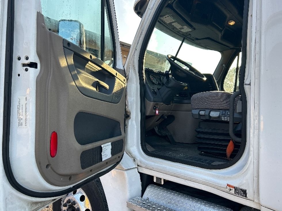 Sleeper Tractor-Heavy Duty Tractors-Freightliner-2020-Cascadia 12564ST-Jackson-TN-632,374\n\t\tmiles-$ 45,000 - Image 9