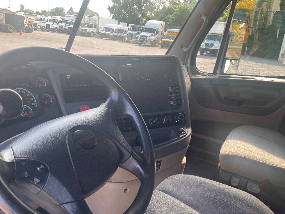 Sleeper Tractor-Heavy Duty Tractors-Freightliner-2020-Cascadia 12564ST-Jackson-TN-678,072\n\t\tmiles-$ 42,250 - Image 10