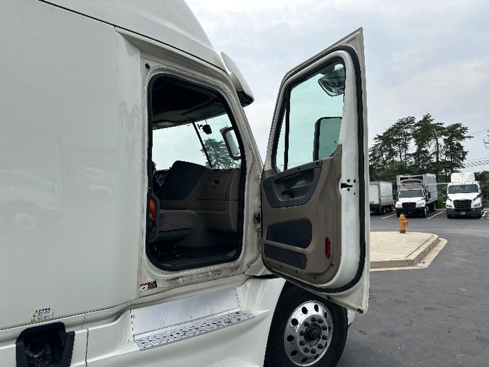 Sleeper Tractor-Heavy Duty Tractors-Freightliner-2020-Cascadia 12564ST-Jessup-MD-439,694\n\t\tmiles-$ 62,000 - Image 13