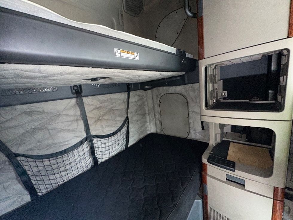 Sleeper Tractor-Heavy Duty Tractors-Freightliner-2020-Cascadia 12564ST-Jessup-MD-439,694\n\t\tmiles-$ 62,000 - Image 17