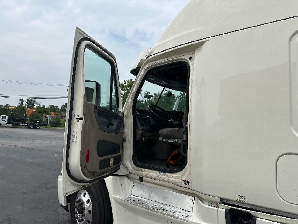 Sleeper Tractor-Heavy Duty Tractors-Freightliner-2020-Cascadia 12564ST-Jessup-MD-439,694\n\t\tmiles-$ 62,000 - Image 9
