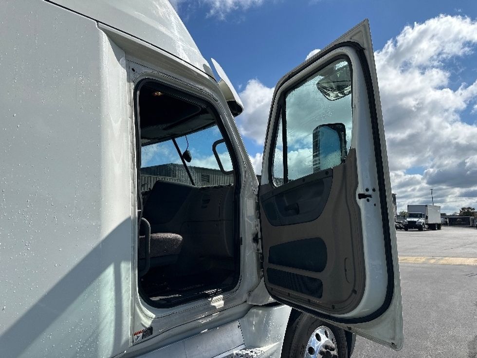 Sleeper Tractor-Heavy Duty Tractors-Freightliner-2020-Cascadia 12564ST-Jessup-MD-450,195\n\t\tmiles-$ 61,250 - Image 13