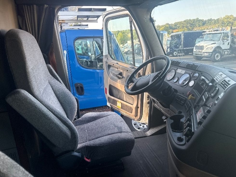 Sleeper Tractor-Heavy Duty Tractors-Freightliner-2020-Cascadia 12564ST-Jessup-MD-450,195\n\t\tmiles-$ 61,250 - Image 15