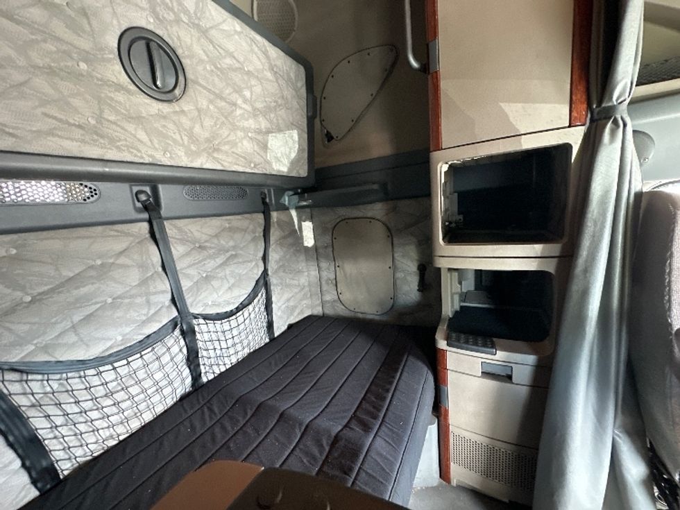 Sleeper Tractor-Heavy Duty Tractors-Freightliner-2020-Cascadia 12564ST-Jessup-MD-450,195\n\t\tmiles-$ 61,250 - Image 17