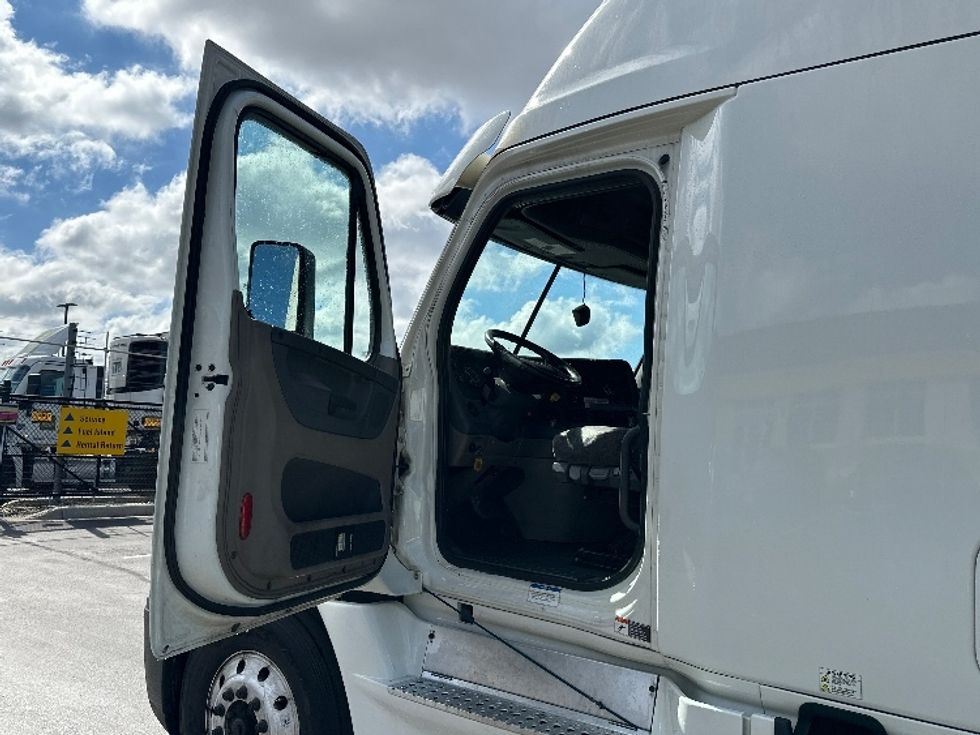 Sleeper Tractor-Heavy Duty Tractors-Freightliner-2020-Cascadia 12564ST-Jessup-MD-450,195\n\t\tmiles-$ 61,250 - Image 9