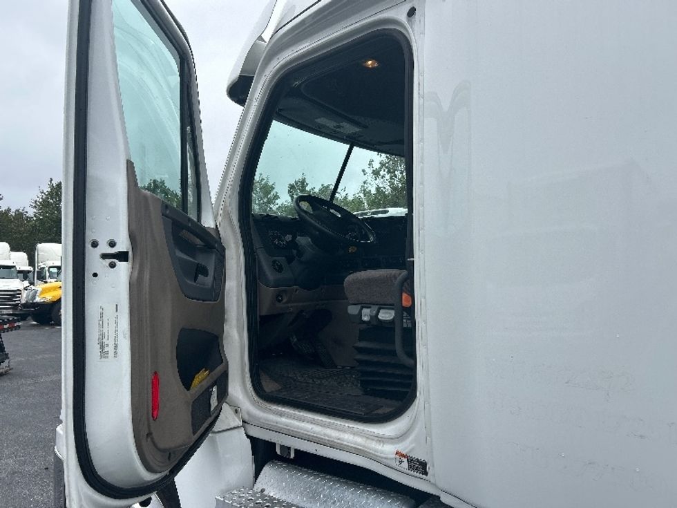 Sleeper Tractor-Heavy Duty Tractors-Freightliner-2020-Cascadia 12564ST-Jessup-MD-647,495\n\t\tmiles-$ 42,250 - Image 9