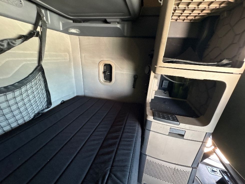 Sleeper Tractor-Heavy Duty Tractors-Freightliner-2020-Cascadia 12564ST-Katy-TX-287,788\n\t\tmiles-$ 69,000 - Image 18