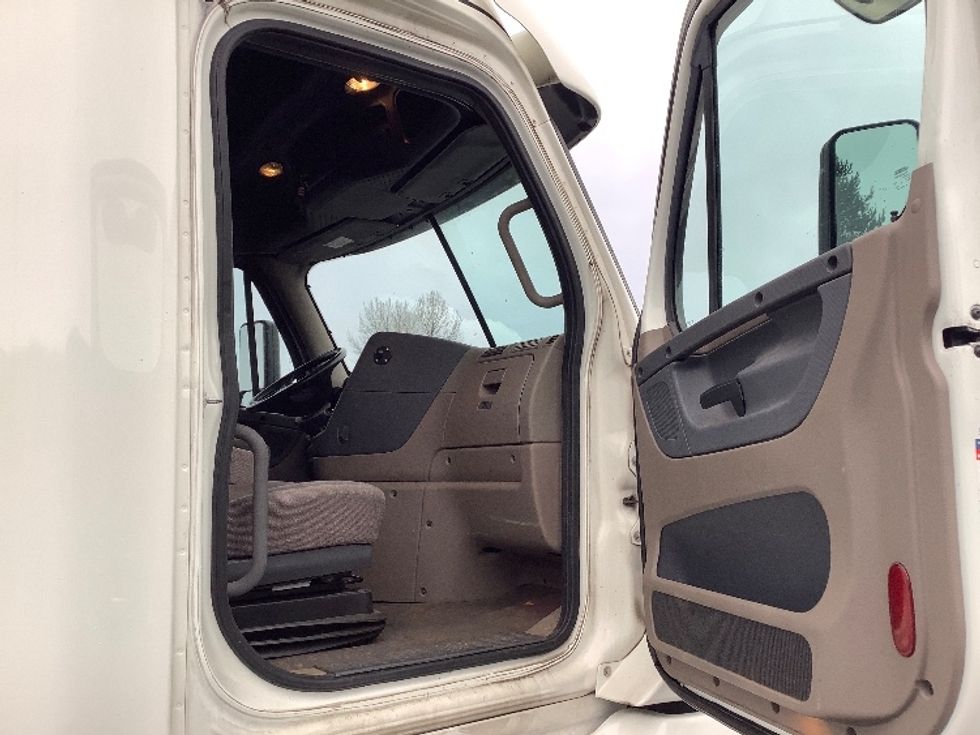 Sleeper Tractor-Heavy Duty Tractors-Freightliner-2020-Cascadia 12564ST-Lacey-WA-470,957\n\t\tmiles-$ 59,000 - Image 13