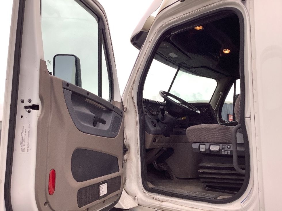 Sleeper Tractor-Heavy Duty Tractors-Freightliner-2020-Cascadia 12564ST-Lacey-WA-470,957\n\t\tmiles-$ 59,000 - Image 9